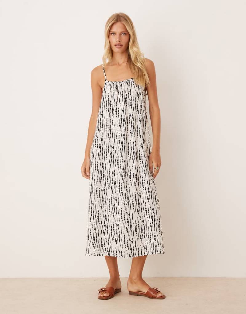 JDY - Midikleid in Weiß mit abstraktem Print und schmalen Trägern von JDY