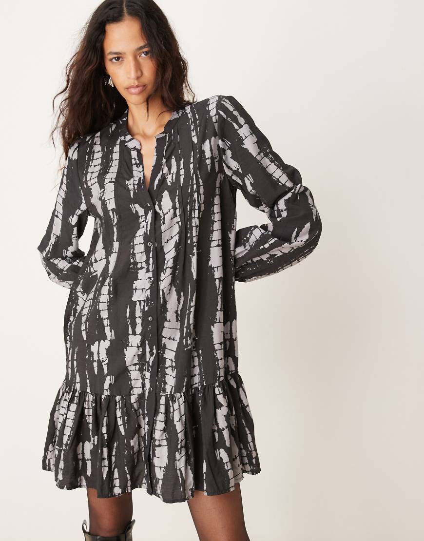 JDY - Mini-Hängerkleid in Schwarz mit Grafikprint von JDY