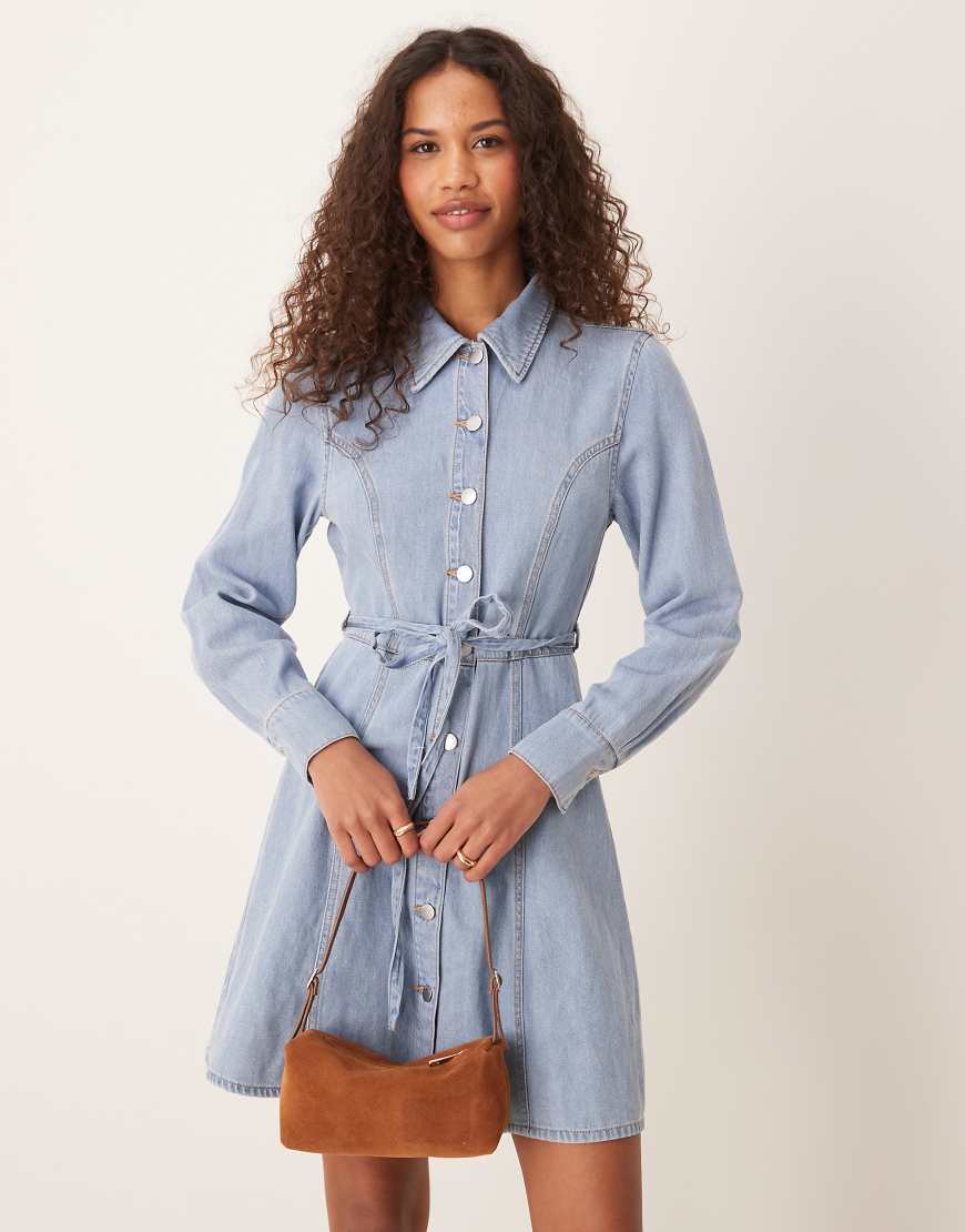 JDY - Mini-Jeanskleid in hellblauer Waschung mit Bindegürtel von JDY