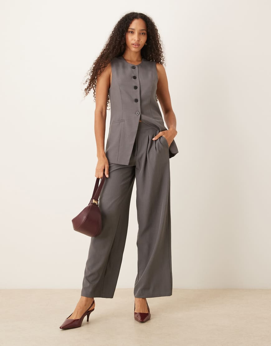 JDY - Plissierte Hose in Grau mit hohem Bund und weitem Bein, Kombiteil JDY - Plissierte Hose in Grau mit hohem Bund und weitem Bein, Kombiteil von JDY