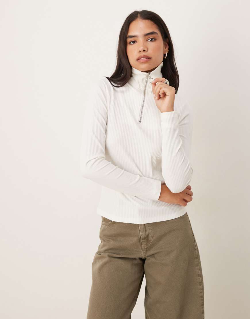 JDY - Poloshirt aus Strick in Weiß mit halblangem Reißverschluss von JDY