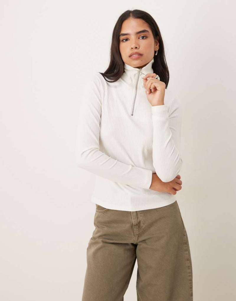 JDY - Poloshirt aus Strick in Weiß mit halblangem Reißverschluss von JDY