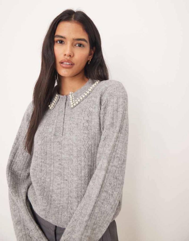 JDY - Pullover in Grau mit Kragen und Kunstperlen-Besatz von JDY