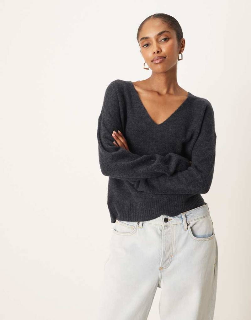 JDY - Pullover in Marineblau mit V-Ausschnitt von JDY