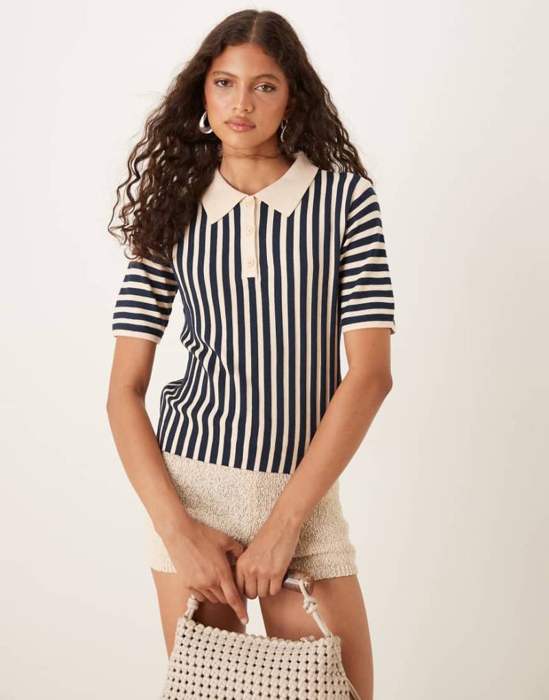 JDY - Strick-Polohemd mit Streifen in Creme und Marineblau-Weiß von JDY