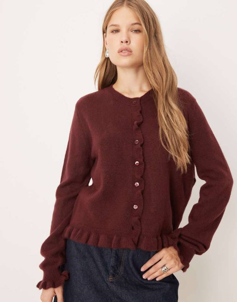 JDY - Strickjacke in Burgunderrot mit Rüschendetails von JDY