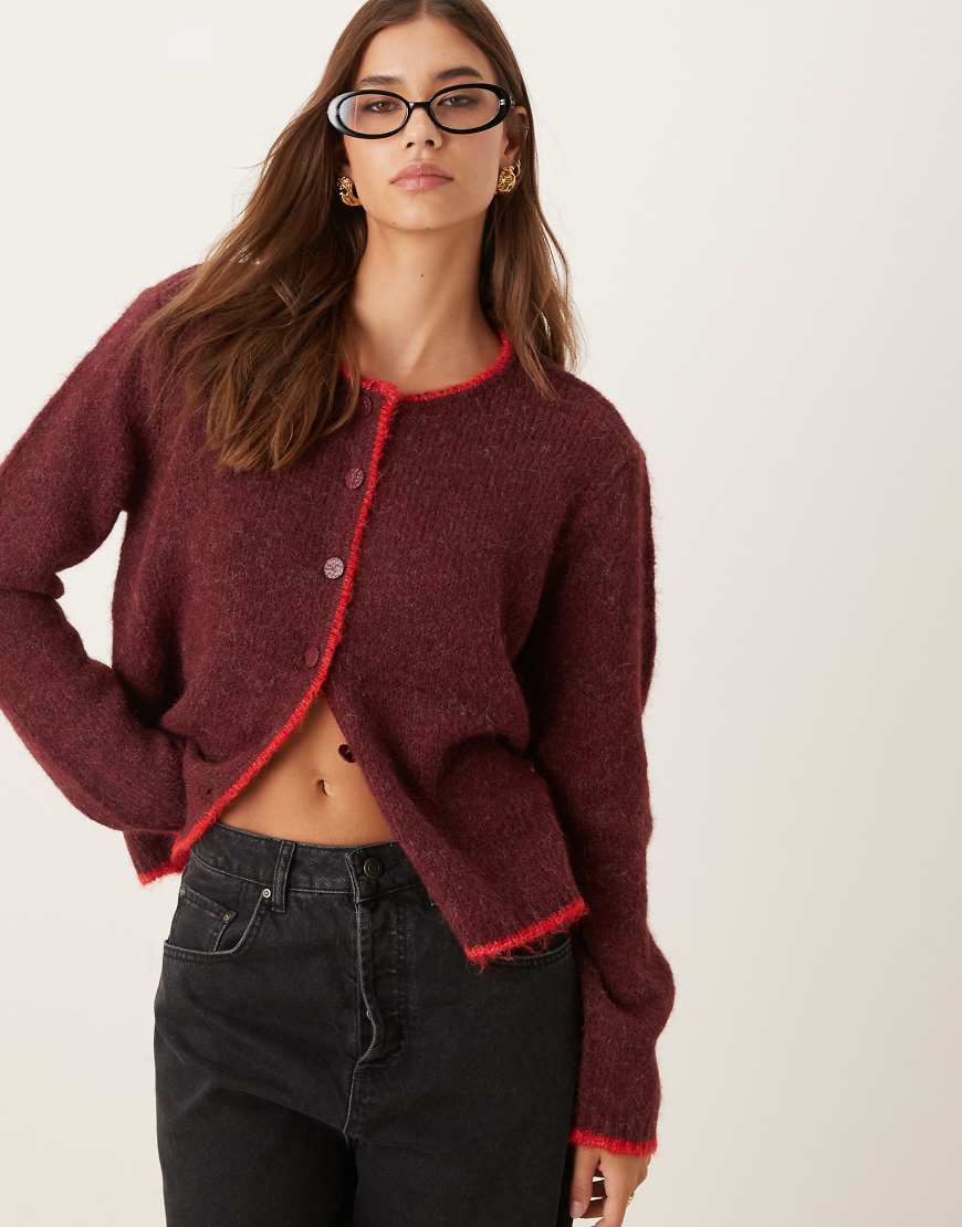 JDY - Strickjacke in Burgunderrot mit kontrastierendem Detail am Saum JDY - Strickjacke in Burgunderrot mit kontrastierendem Detail am Saum von JDY