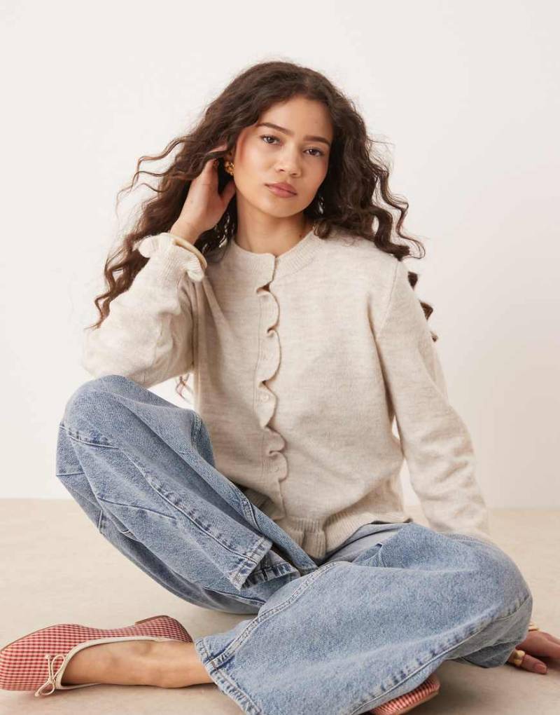 JDY - Strickjacke in Creme mit Rüschendetails-Weiß von JDY
