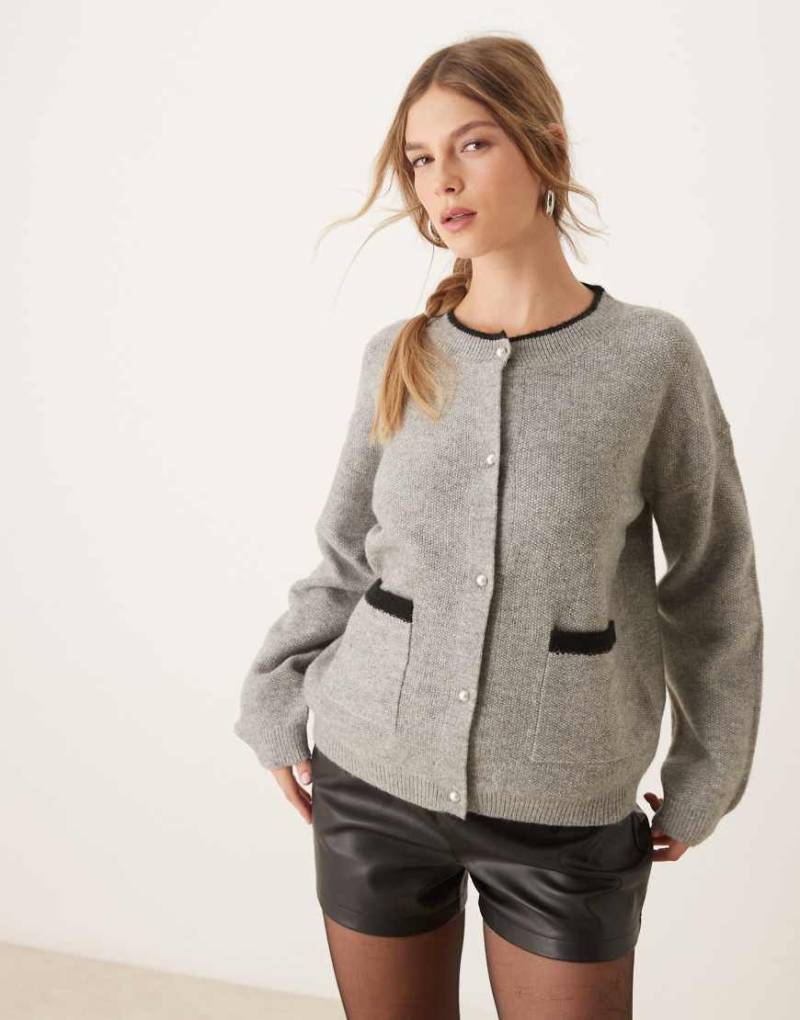 JDY - Strickjacke in Grau mit Zierperlen-Knöpfen von JDY