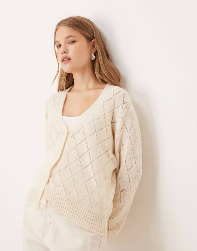 JDY - Strickjacke in Hellbeige aus rautenförmigem Strick mit gekräuseltem Ärmelsaum-Neutral von JDY