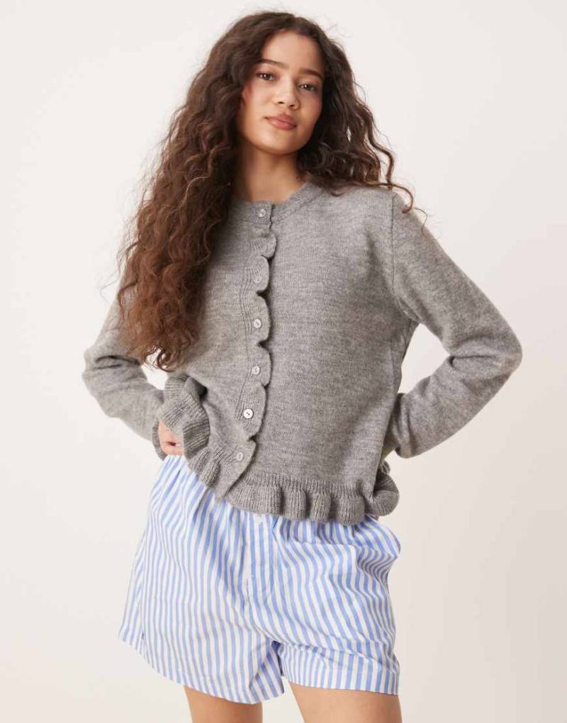 JDY - Strickjacke in Hellgrau mit Rüschendetails von JDY