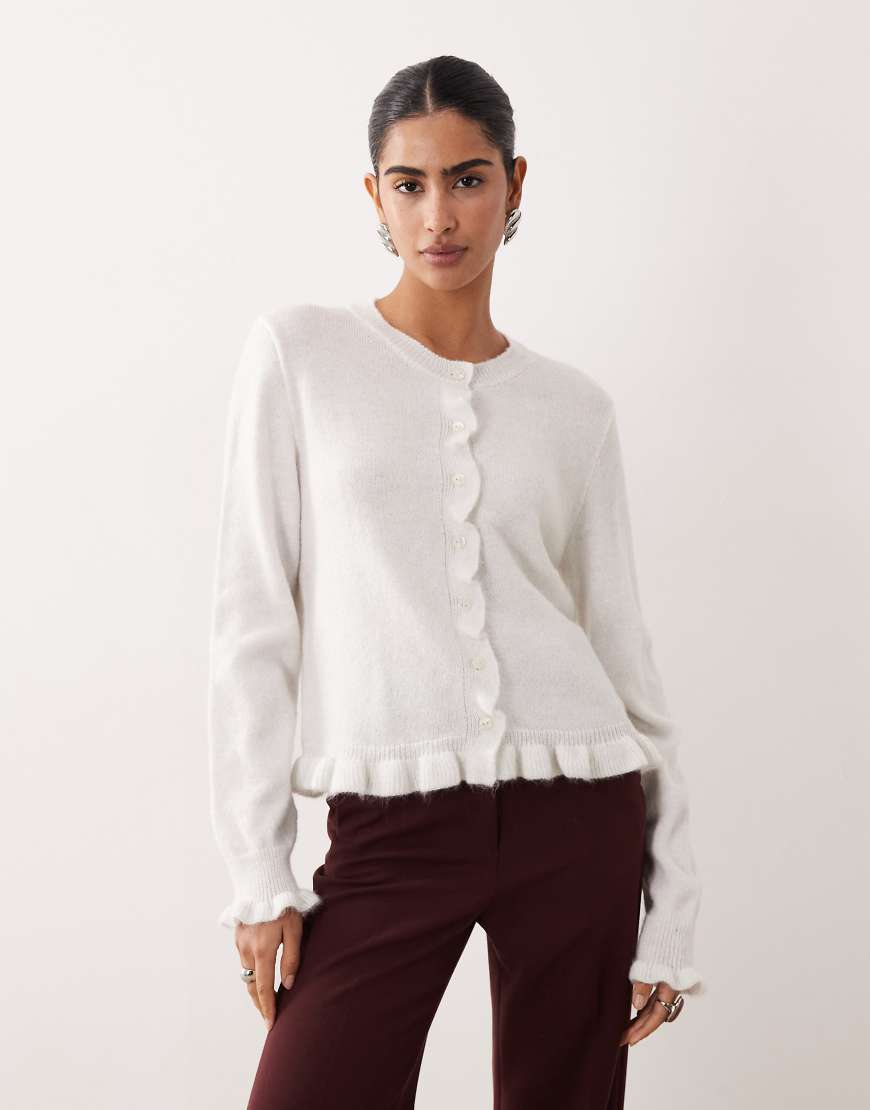 JDY - Strickjacke in Weiß mit Rüschendetails von JDY