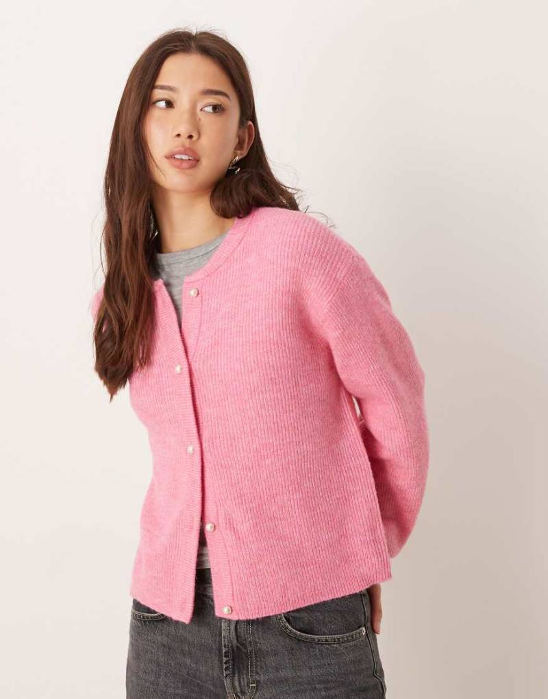 JDY - Strickjacke in leuchtendem Rosa mit Perlenknöpfen von JDY