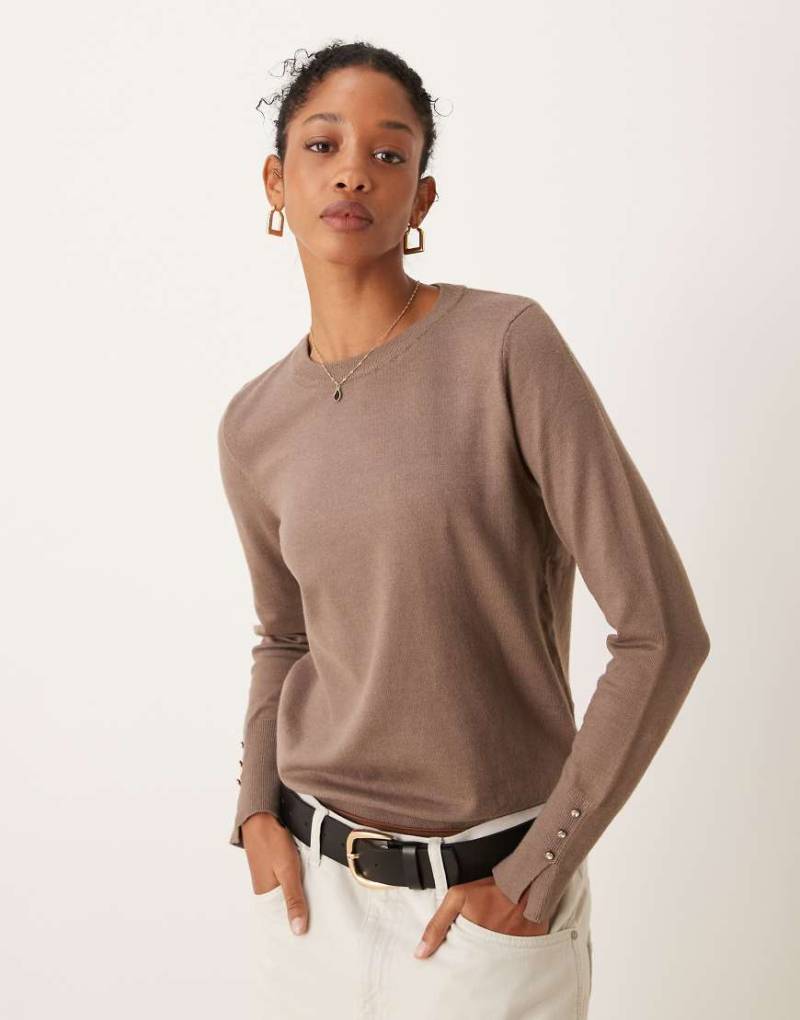 JDY - Strickpullover in Braun mit Knopfdetail am Ärmel von JDY
