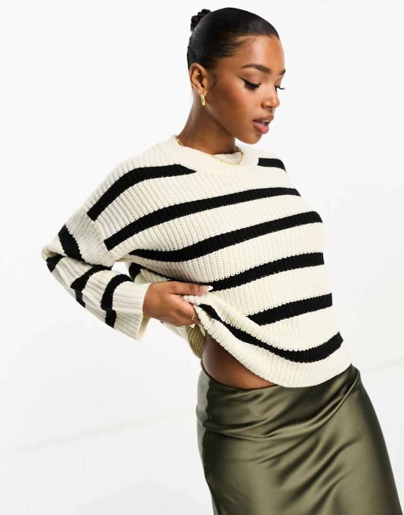 JDY - Gestreifter Strickpullover in Schwarz & Cremeweiß mit Rundhalsausschnitt von JDY