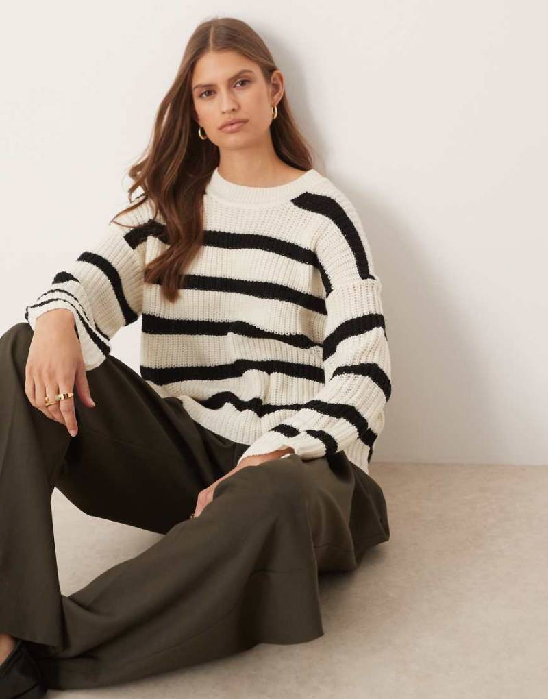 JDY - Gestreifter Strickpullover in Schwarz & Cremeweiß mit Rundhalsausschnitt von JDY