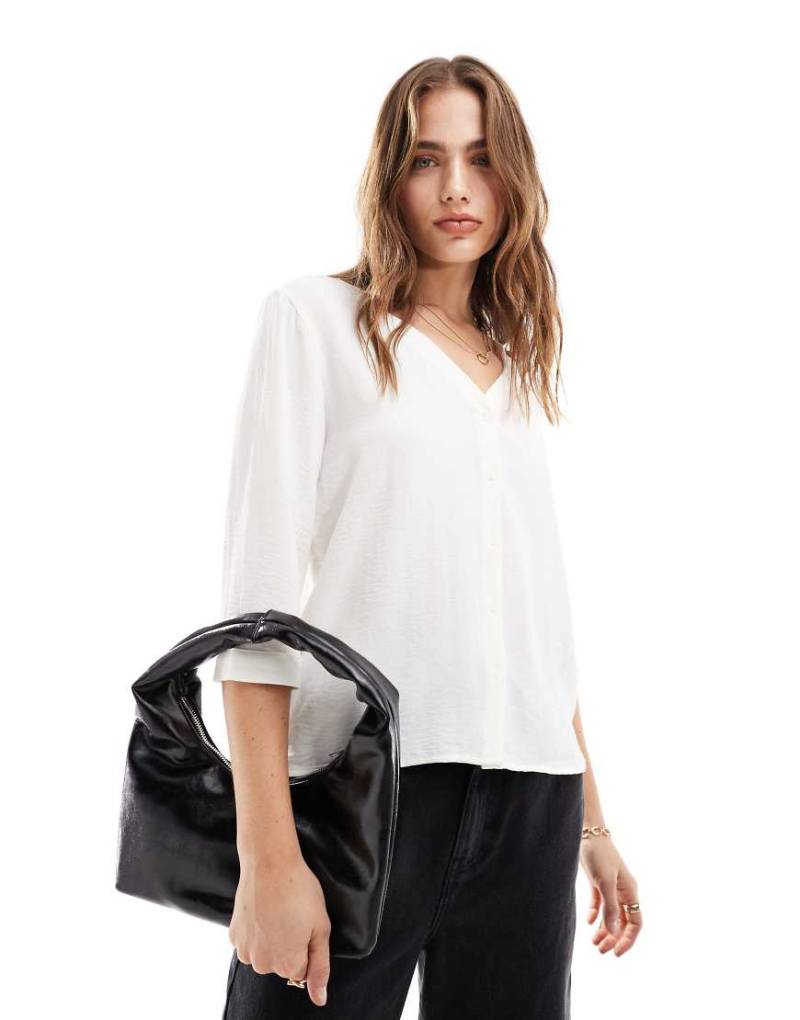 JDY - Strukturierte Hemdbluse in gebrochenem Weiß mit Dreiviertelärmeln von JDY