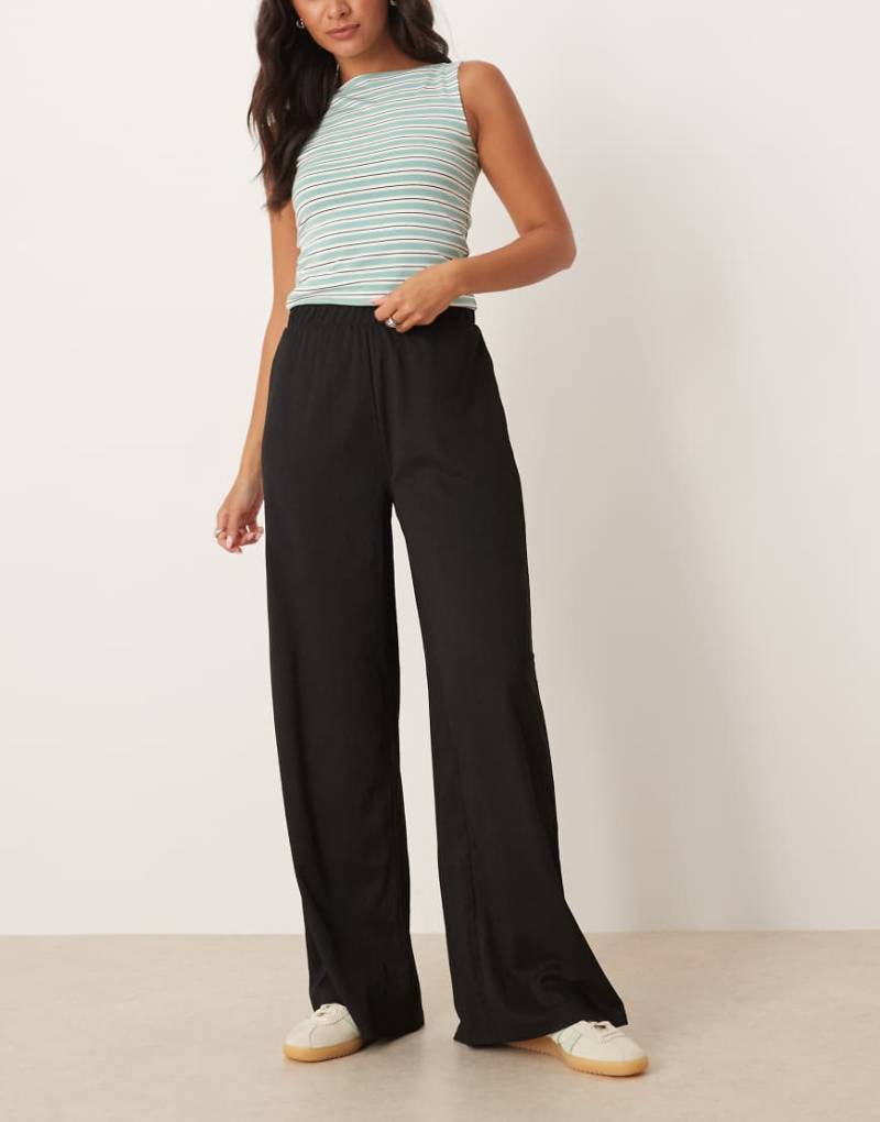JDY - Strukturierte Hose in Schwarz mit weitem Bein JDY - Strukturierte Hose in Schwarz mit weitem Bein von JDY