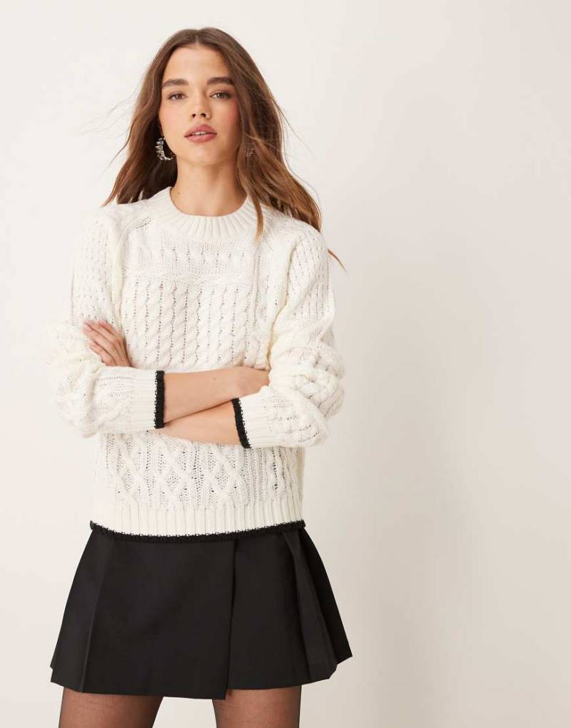 JDY - Strukturierter Pullover in Creme mit Kontrastverzierung-Weiß von JDY