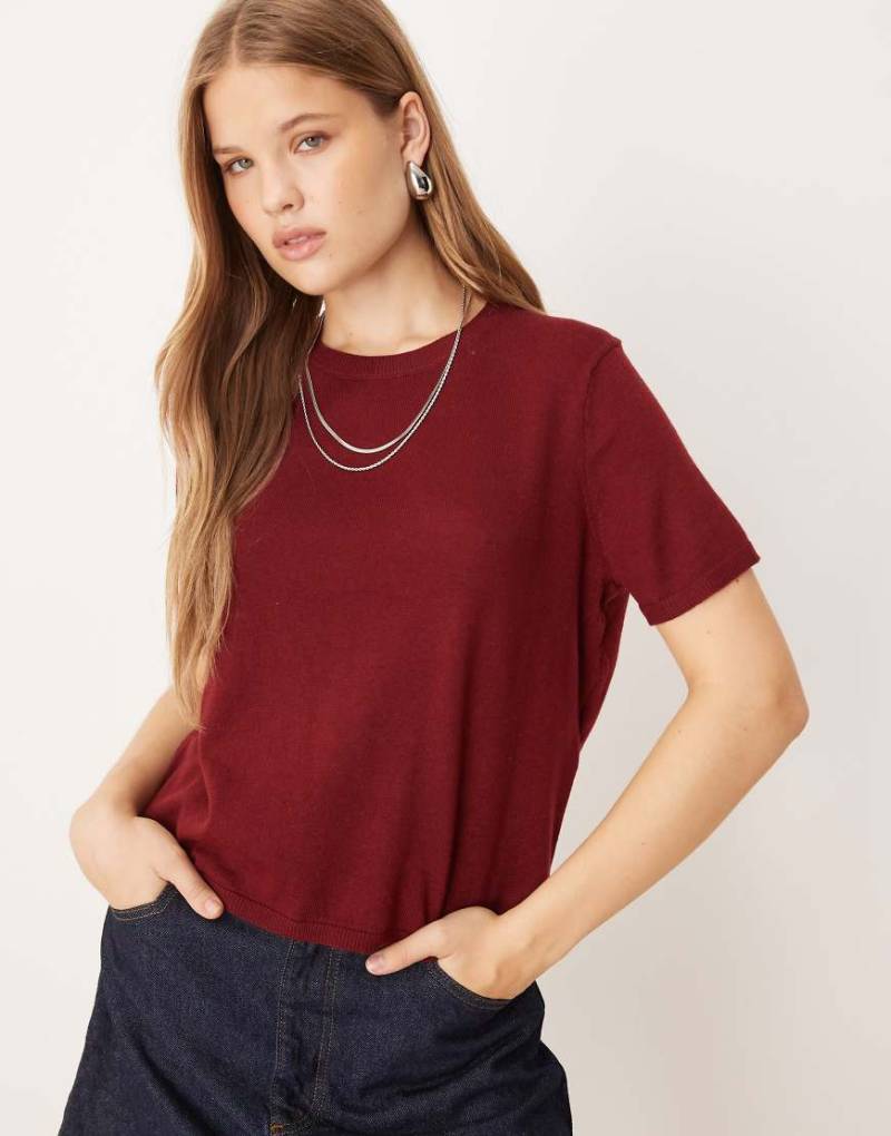 JDY - T-Shirt aus Strickstoff in Burgunderrot von JDY