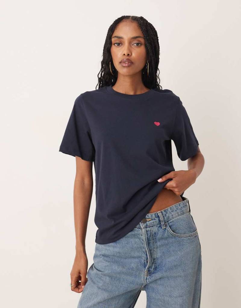 JDY - T-Shirt in Marineblau mit Herzprint in Rosa von JDY