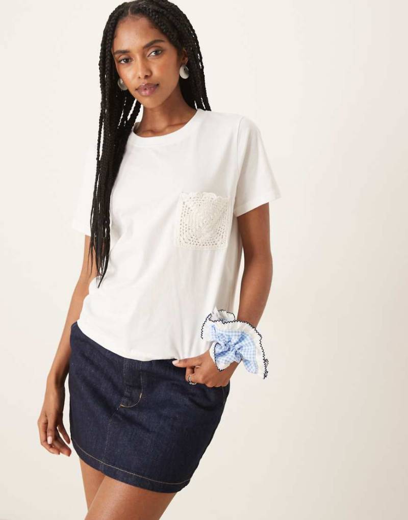 JDY - T-Shirt in Weiß mit gehäkelter Brusttasche von JDY