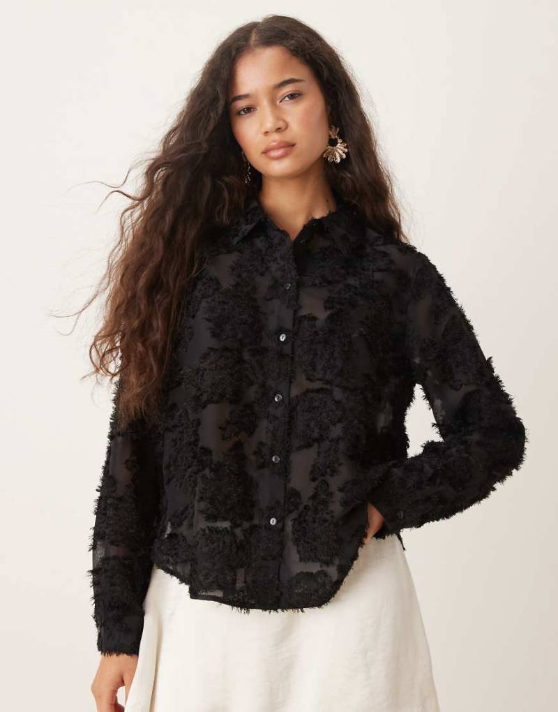 JDY - Halbtransparente Hemdbluse in Schwarz mit geblümtem Wimpernspitzen-Detail JDY - Halbtransparente Hemdbluse in Schwarz mit geblümtem Wimpernspitzen-Detail von JDY