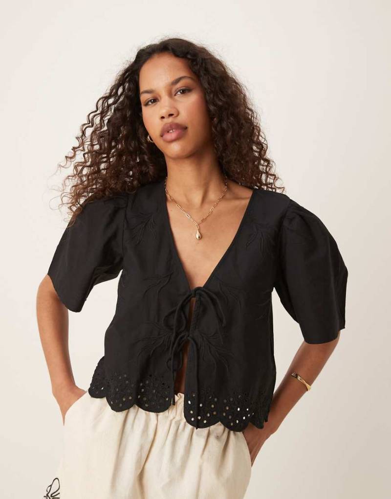 JDY - Vorne gebundene Cropped-Bluse in Schwarz mit Lochstickerei von JDY