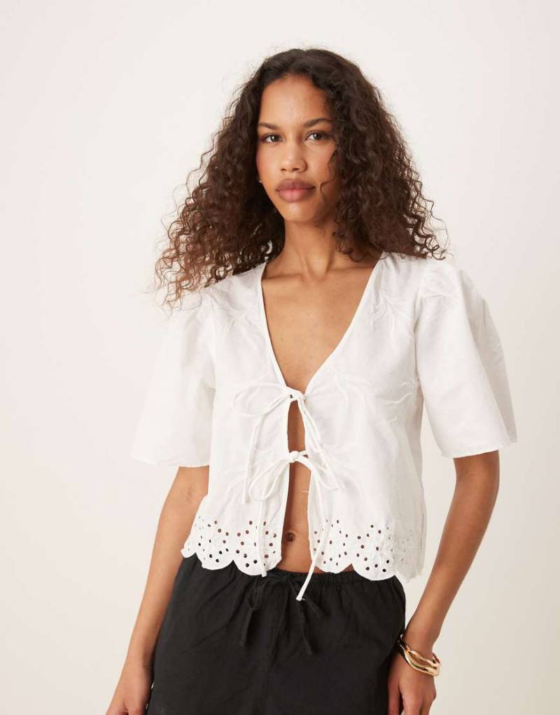 JDY - Vorne gebundene Cropped-Bluse in Weiß mit Lochstickerei JDY - Vorne gebundene Cropped-Bluse in Weiß mit Lochstickerei von JDY