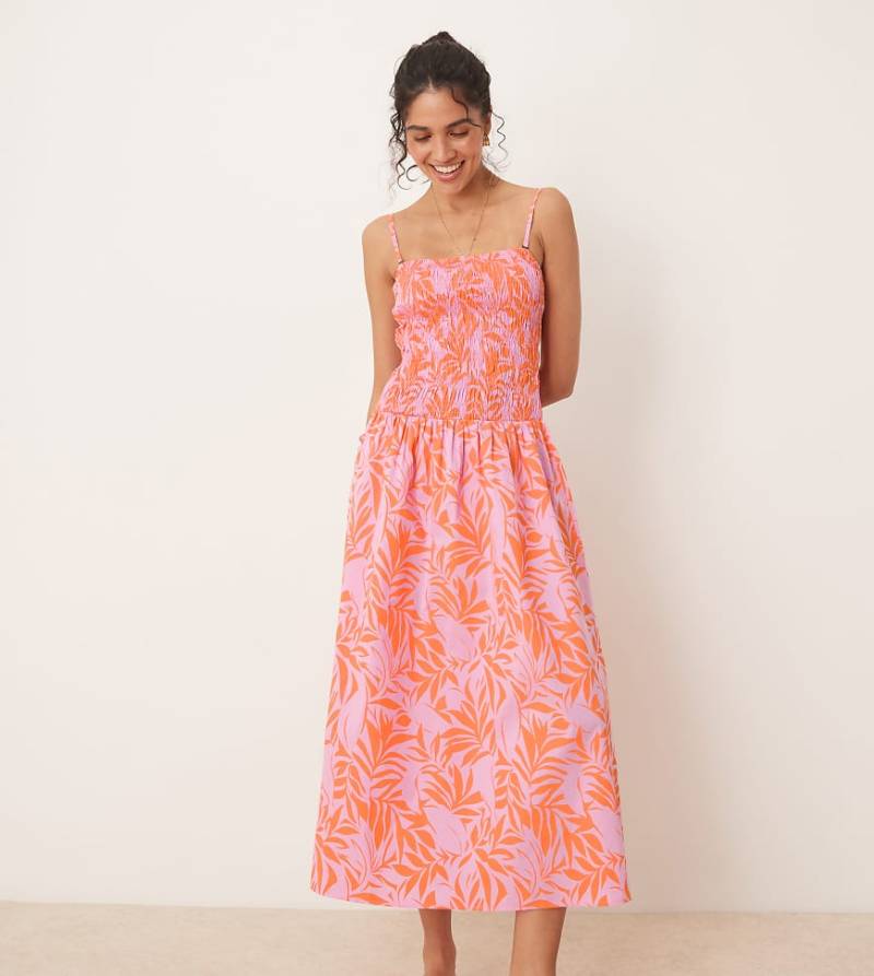 JDY - Wadenlanges Kleid in Rosa und Orange bedruckt mit tiefer Taille und Raffung von JDY