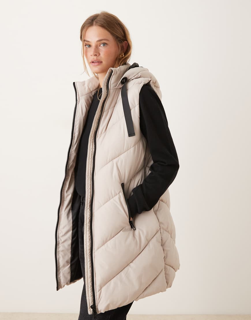 JDY - Wattierte Longline-Weste in Steinbeige mit Chevron-Muster und Kapuze-Neutral von JDY