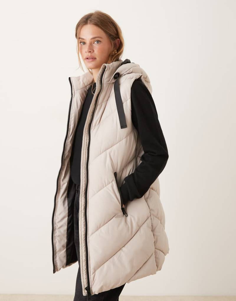 JDY - Wattierte Longline-Weste in Steinbeige mit Chevron-Muster und Kapuze-Neutral JDY - Wattierte Longline-Weste in Steinbeige mit Chevron-Muster und Kapuze-Neutral von JDY