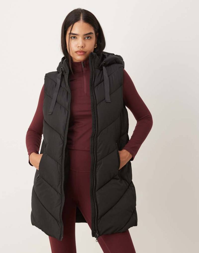 JDY - Wattierte Weste in Schwarz mit Chevron-Muster und Kapuze von JDY