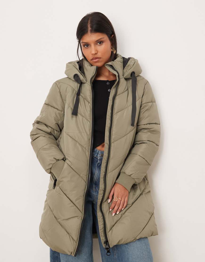 JDY - Wattierter Mantel in Khaki mit Winkelstreifenmuster und Kapuze-Grün von JDY