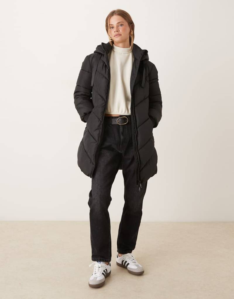 JDY - Wattierter Mantel in Schwarz mit Winkelstreifen-Steppmuster und Kapuze von JDY