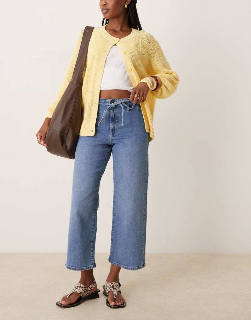 JDY - Weit geschnittene Cropped-Jeans in Mittelblau mit Bindeband am Bund von JDY