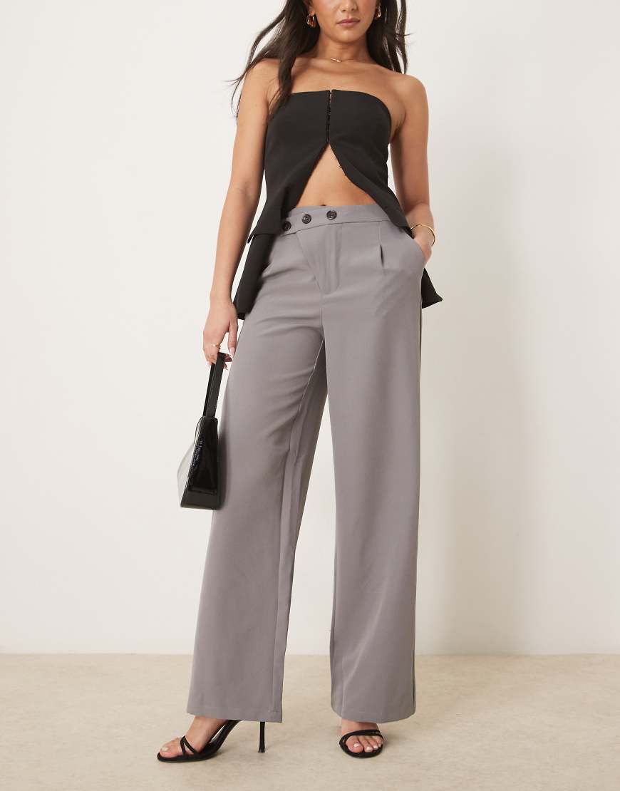 JDY - Weit geschnittene Hose in Grau mit asymmetrischer Knopfleiste-Neutral JDY - Weit geschnittene Hose in Grau mit asymmetrischer Knopfleiste-Neutral von JDY