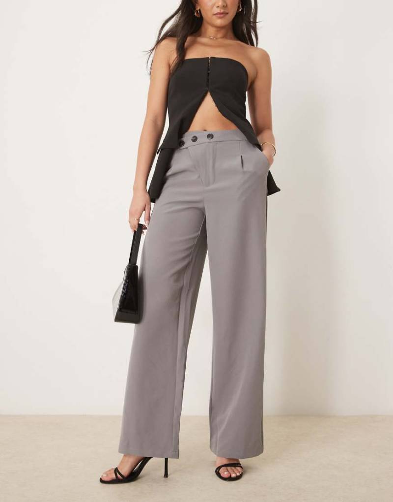 JDY - Weit geschnittene Hose in Grau mit asymmetrischer Knopfleiste-Neutral von JDY