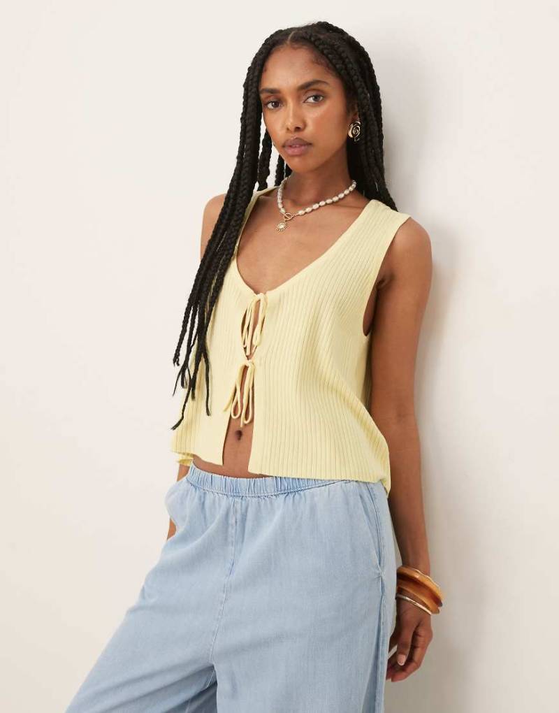 JDY - Vorne gebundenes Trägertop aus Strickstoff in Buttermilchgelb von JDY
