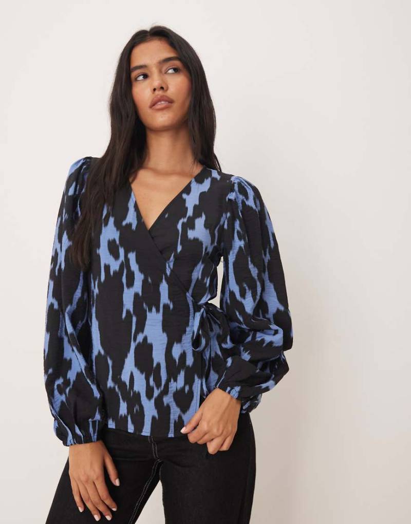 JDY - Wickelbluse mit blau-schwarzem, abstraktem Muster von JDY