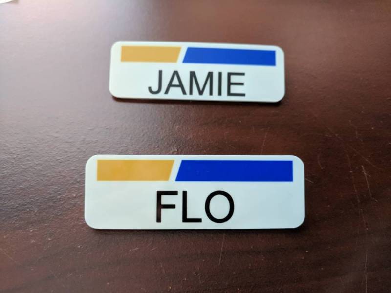 Flo Oder Jamie Progressive Versicherung Name Abzeichen Tag Cosplay Halloween Kostüm Zubehör Flo Oder Jamie Progressive Versicherung Name Abzeichen Tag Cosplay Halloween Kostüm Zubehör von JDavidsonCraftworks
