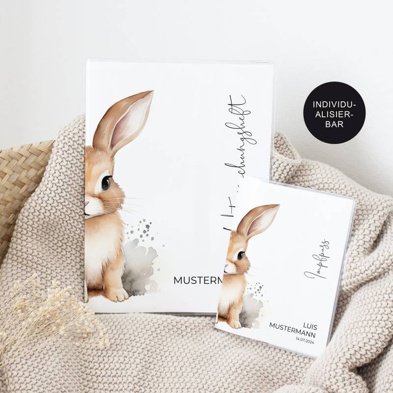 U-Heft Hülle/Impfpass Personalisiert "Hase" - Geschenk Geburt Baby Junge Mädchen Neugeborenes Geschenkidee Schutzhülle Untersuchungsheft von JDesignerie