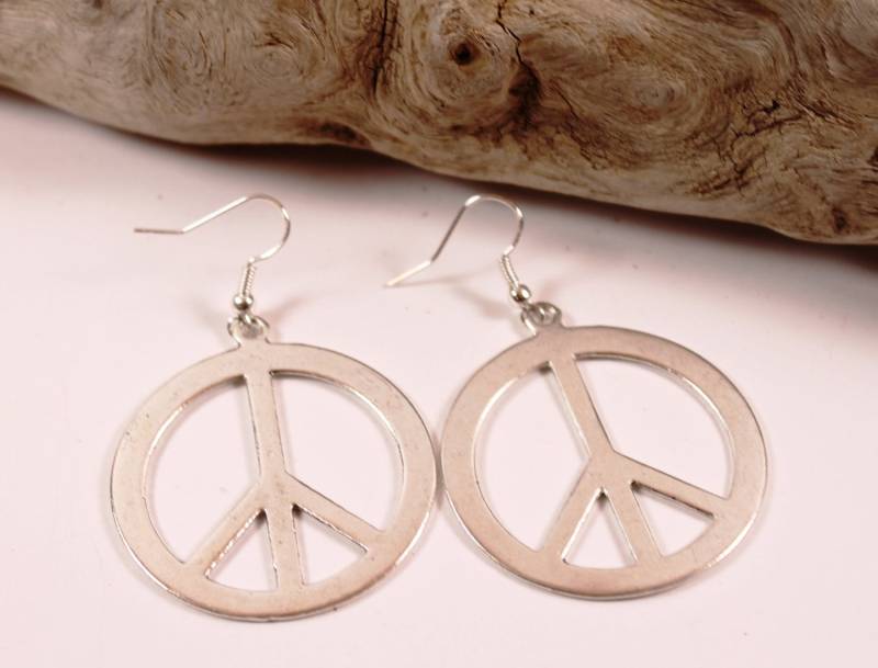 Große Silberfarbene Peace-Zeichen Ohrringe Große Silberfarbene Peace-Zeichen Ohrringe von JDesignsShoppe