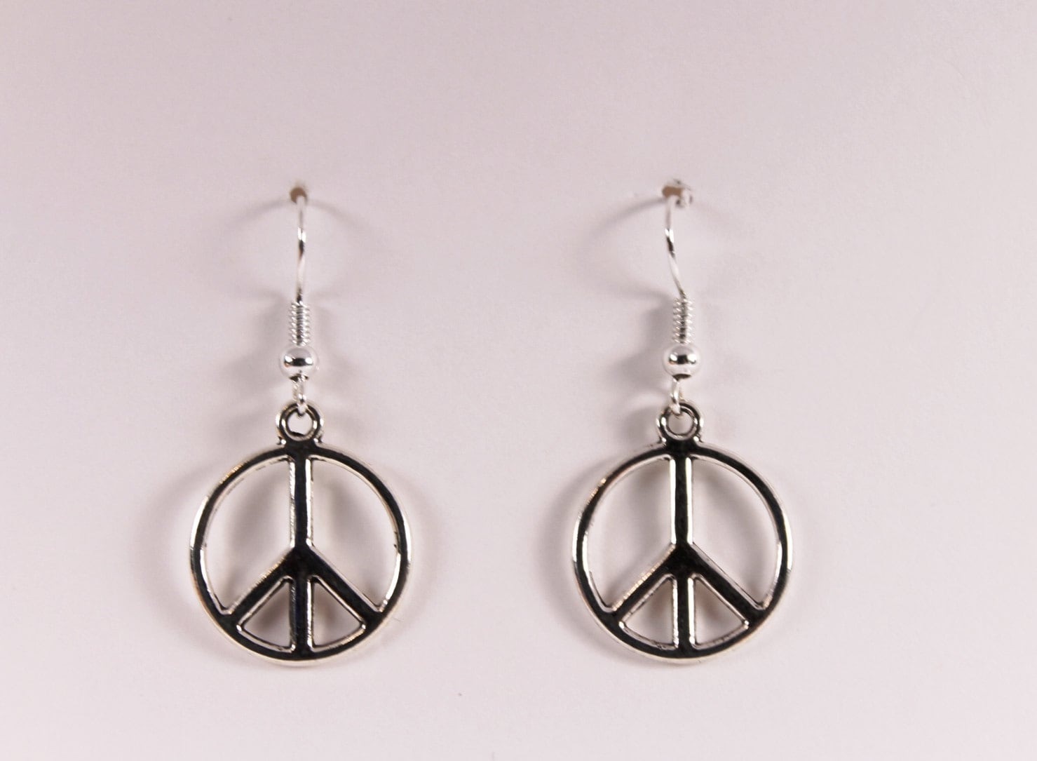 Peace Zeichen Ohrringe, Silber Baumeln Geschenk Für Sie, Ohrringe von JDesignsShoppe