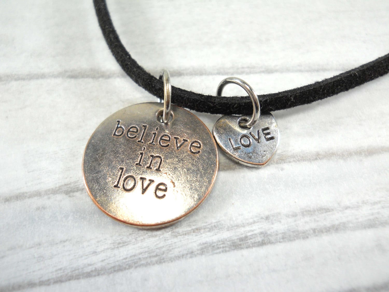 Believe in Love & Herz Anhänger Halskette, Silber Ton, Damen Antik Ton Kette, Kunstleder Schnur, Wildleder Schnur von JDsFashionJewelry