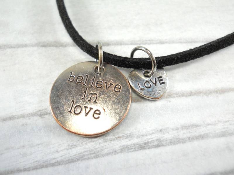Believe in Love & Herz Anhänger Halskette, Silber Ton, Damen Antik Ton Kette, Kunstleder Schnur, Wildleder Schnur von JDsFashionJewelry