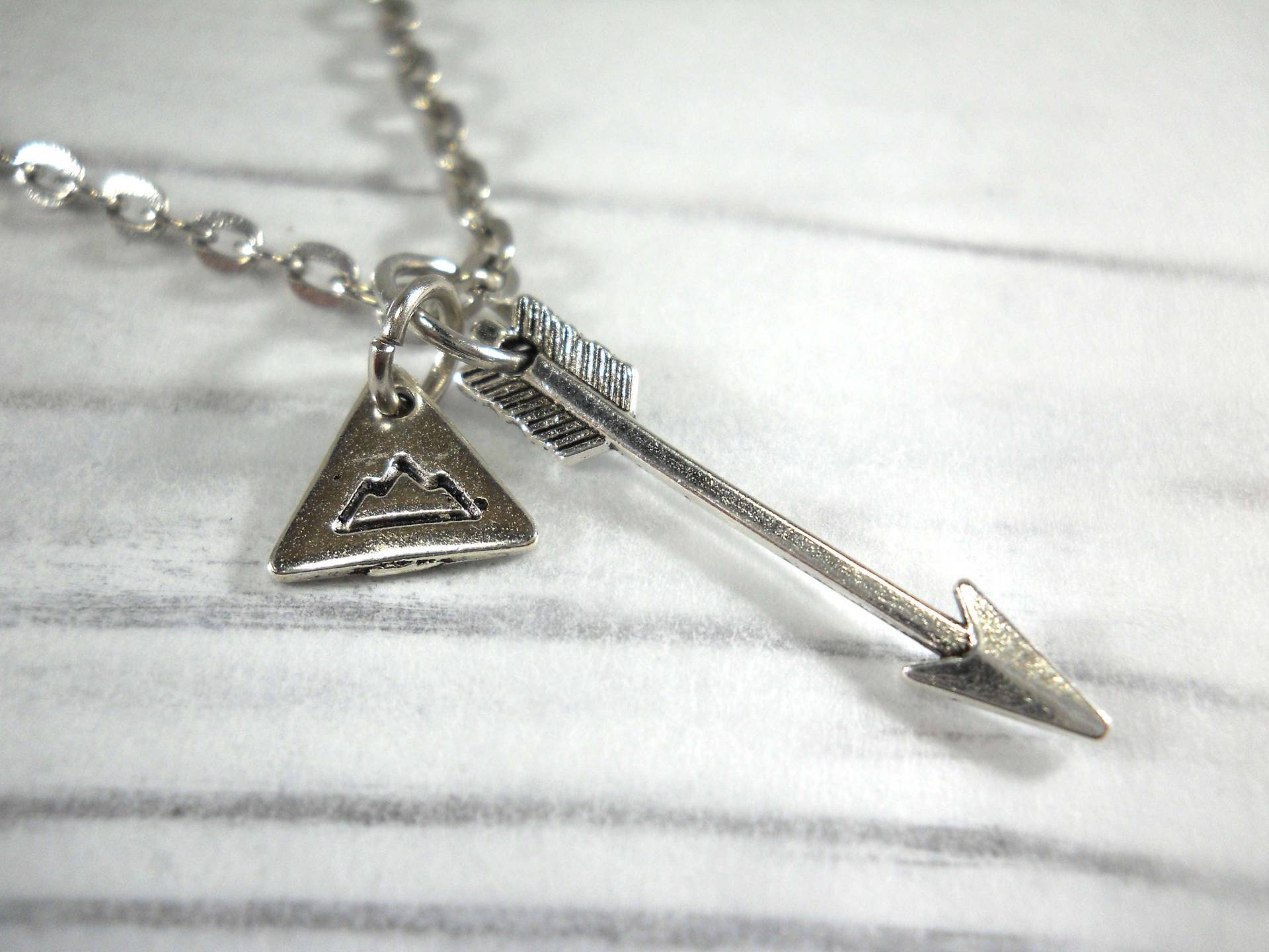 Berg Dreieck Tag & Pfeil-Halskette, Antik Silber, Herren Halskette, Schmuck Für Herren, Damen Halskette Berg Dreieck Tag & Pfeil-Halskette, Antik Silber, Herren Halskette, Schmuck Für Herren, Damen Halskette von JDsFashionJewelry