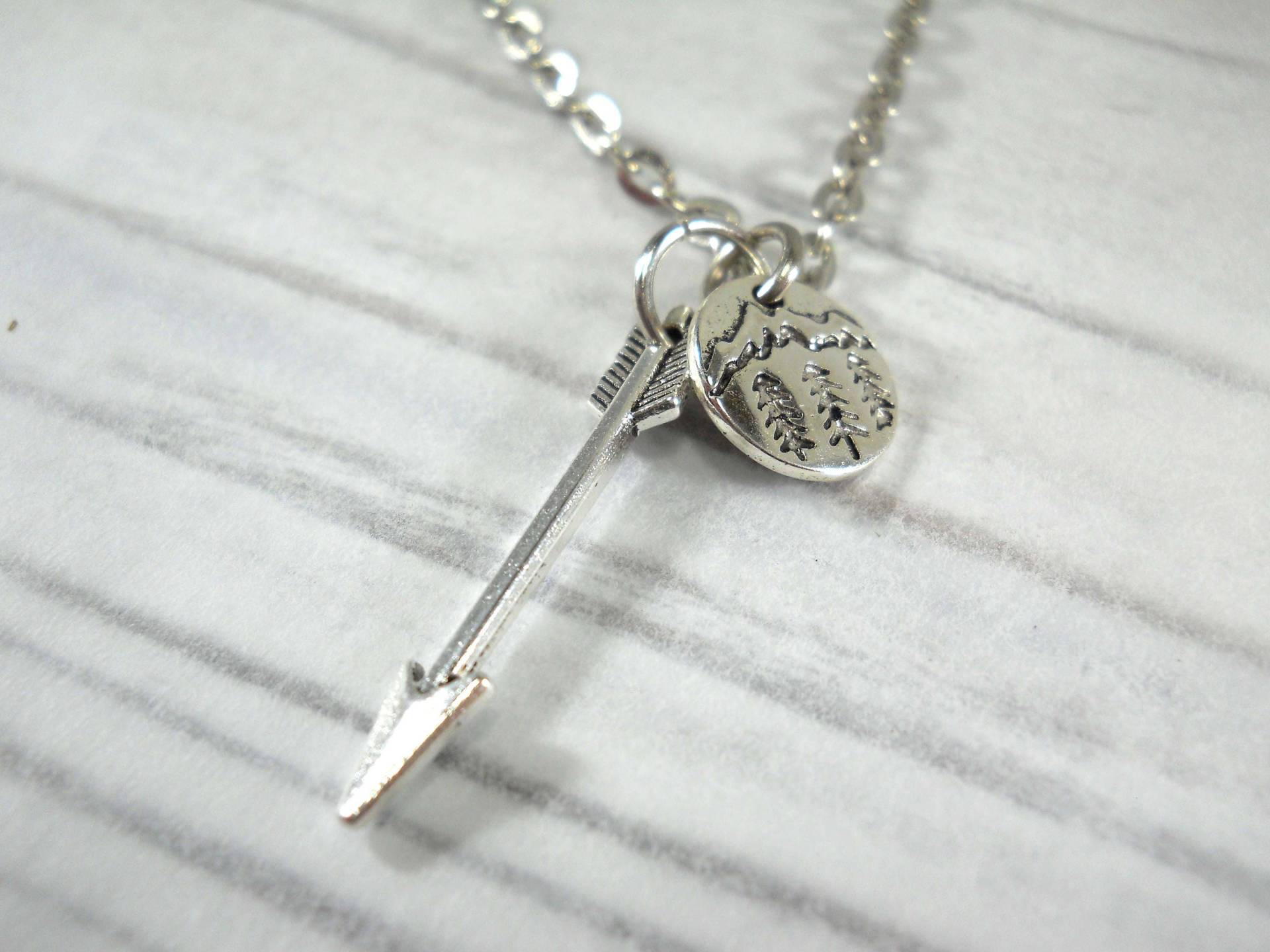 Berge Und Bäume Runden Tag & Pfeil-Halskette, Antik Silber, Herren Halskette, Schmuck Für Herren, Damen Halskette Berge Und Bäume Runden Tag & Pfeil-Halskette, Antik Silber, Herren Halskette, Schmuck Für Herren, Damen Halskette von JDsFashionJewelry