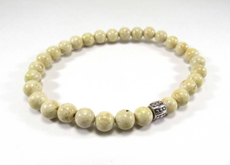 Fossil Perlen Armband, Beige 6mm Mit Antik Silber Akzent Perle, Herren Schmuck, Geschenk, Frauen Armband von JDsFashionJewelry