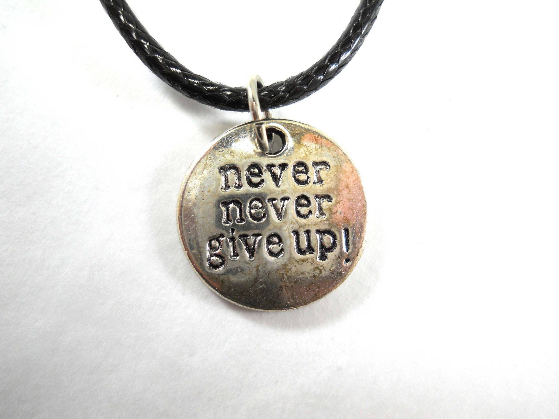 Geben Sie Niemals Charm Anhänger Halskette, Antik Silber Ton, Motivation Charme Herren Geschenk Für Männer, Damen Halskette Geben Sie Niemals Charm Anhänger Halskette, Antik Silber Ton, Motivation Charme Herren Geschenk Für Männer, Damen Halskette von JDsFashionJewelry